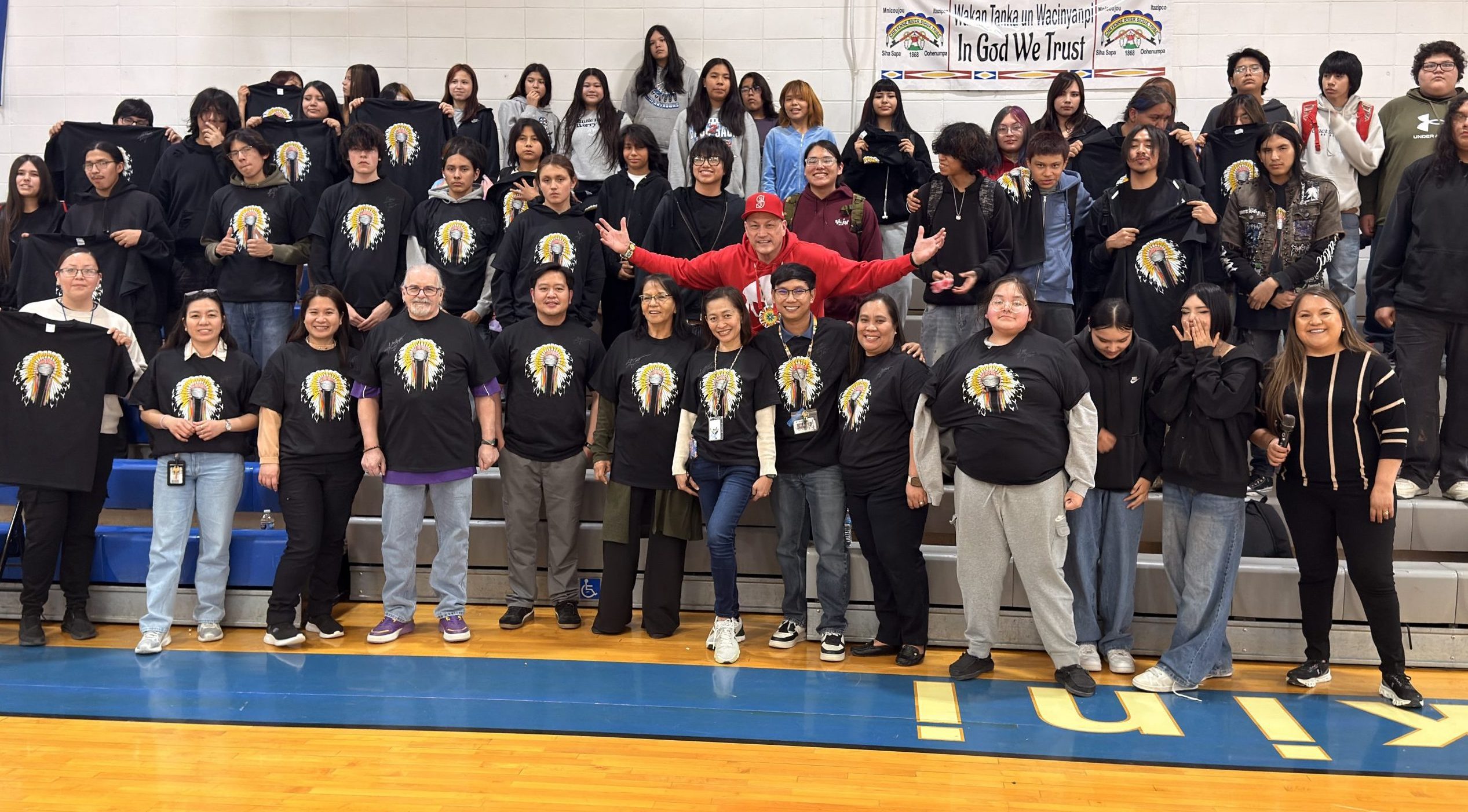 Litefoot Indigenous Creative Artist and Speaker Group of students and staff posing together with Litefoot